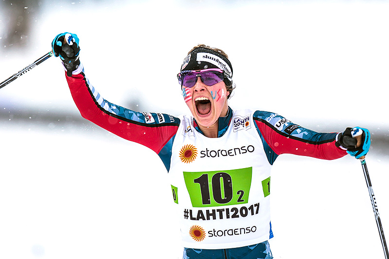 En lykkelig Jessica Diggins har, sammen med Sadie Bjornsen, tatt USA inn til bronsemedalje på lagsprinten under VM i Lahti. Foto: Modica/NordicFocus. En lykkelig Jessica Diggins har, sammen med Sadie Bjornsen, tatt USA inn til bronsemedalje på lagsprinten under VM i Lahti. Foto: Modica/NordicFocus.