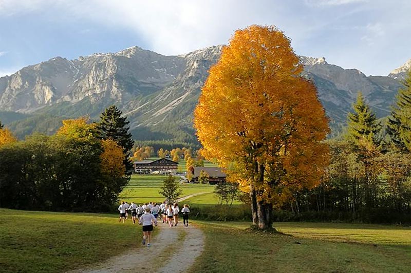 Første løpetur etter ankomst til Ramsau og høstsamlinga 2017 for Gjerdrums skiløpere – det gjelder å få flyturen ut av beina. Arkivfoto: Thomas Ulverud. Første løpetur etter ankomst til Ramsau og høstsamlinga 2017 for Gjerdrums skiløpere – det gjelder å få flyturen ut av beina. Arkivfoto: Thomas Ulverud.