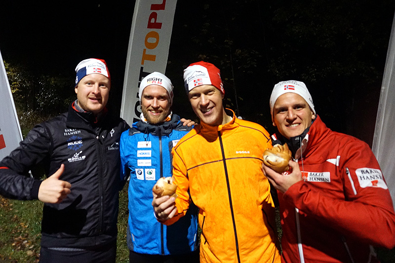 Team Raske Gutter har samlet inn hele 50.000 kroner til Right to Play de seneste årene. Fra venstre: Jesper Damon Stokke (TRG), Jimmy Vika (Right to Play), Erlend Damon Stokke (TRG) og Magnus Hals (Baker Hansen). Foto: Team Raske Gutter. Fra venstre: Jesper Damon Stokke fra Team Raske Gutter, Jimmy Vika fra Right To Play, Erlend Damon Stokke fra Right To Play og Magnus Hals fra Baker Hansen. Alle med store smil for en god sak. Foto: Team Raske Gutter.