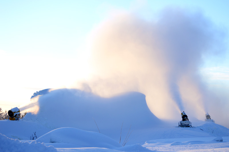 Snøkanoner produserer tidligsnø i Trysil en tidligere vinter. Foto: Ole P. Tangnæs/Trysilfjell Hytter. Snøkanoner produserer tidligsnø i Trysil en tidligere vinter. Foto: Ole P. Tangnæs/Trysilfjell Hytter.