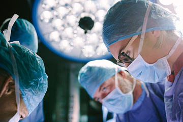 bs-female_surgeon-203293726-400