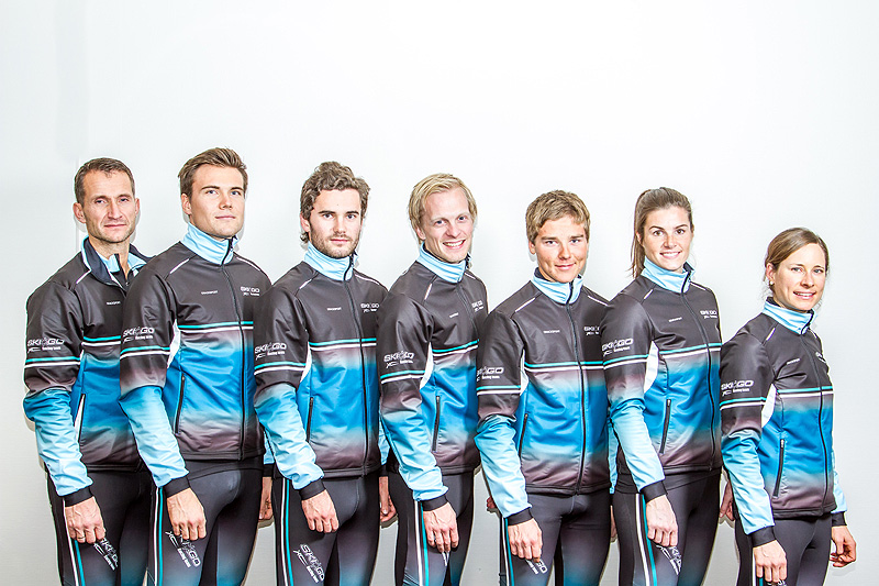 Skigo XC Team 2017/2018. Fra venstre: Trener Nils Anders Bruun, Thomas Gifstad, Erlend Widerøe Hennig, Kristoffer Nielsen, Sigurd Sollien Hulbak, Ingeborg Dahl og Seraina Boner. Foto: Skigo XC Team. Skigo XC Team 2017/2018. Fra venstre: Trener Nils Anders Bruun, Thomas Gifstad, Erlend Widerøe Hennig, Kristoffer Nielsen, Sigurd Sollien Hulbak, Ingeborg Dahl og Seraina Boner. Foto: Skigo XC Team.