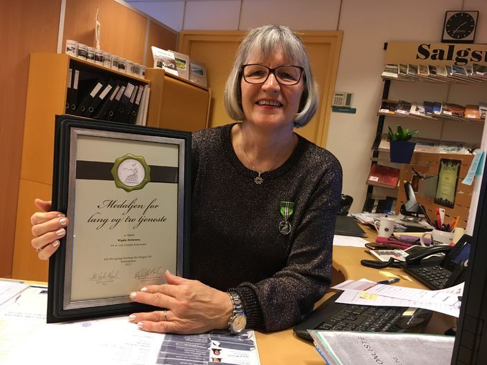 Wigdis Pettersen medalje lang og tro tjeneste i 44 år