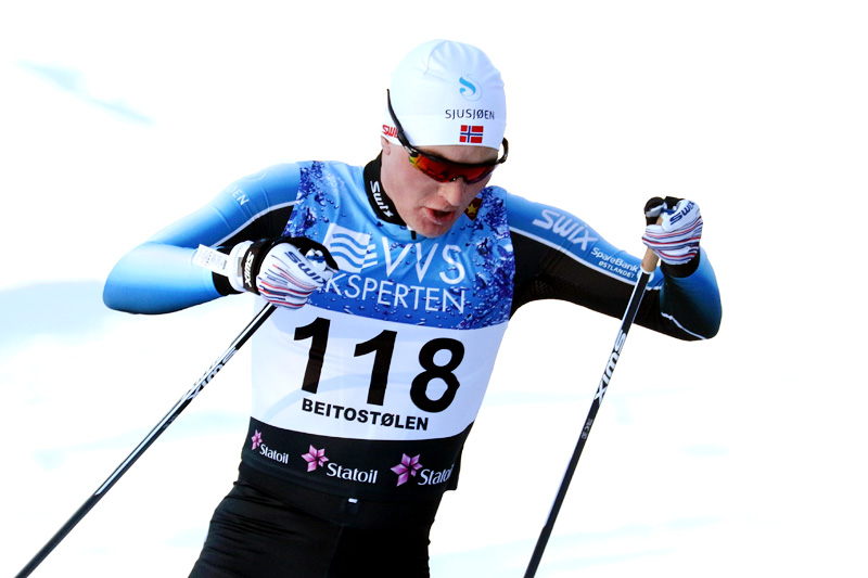 Simen Andreas Sveen gikk seg inn til 8. plass på 15 kilometer fri teknikk under sesongåpningen på Beitostølen 2017. Foto: Erik Borg. Simen Andreas Sveen gikk seg inn til 8. plass på 15 kilometer fri teknikk under sesongåpningen på Beitostølen 2017. Foto: Erik Borg.
