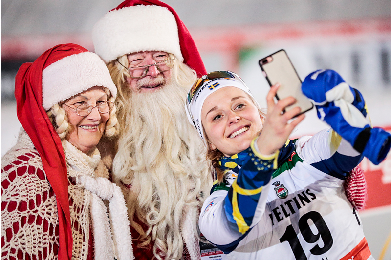 Stina Nilsson med nissemor og nissefar under verdenscupen i Kuusamo og Ruka forrige vinter. Foto: Modica/NordicFocus. Stina Nilsson med nissemor og nissefar under verdenscupen i Kuusamo og Ruka forrige vinter. Foto: Modica/NordicFocus.