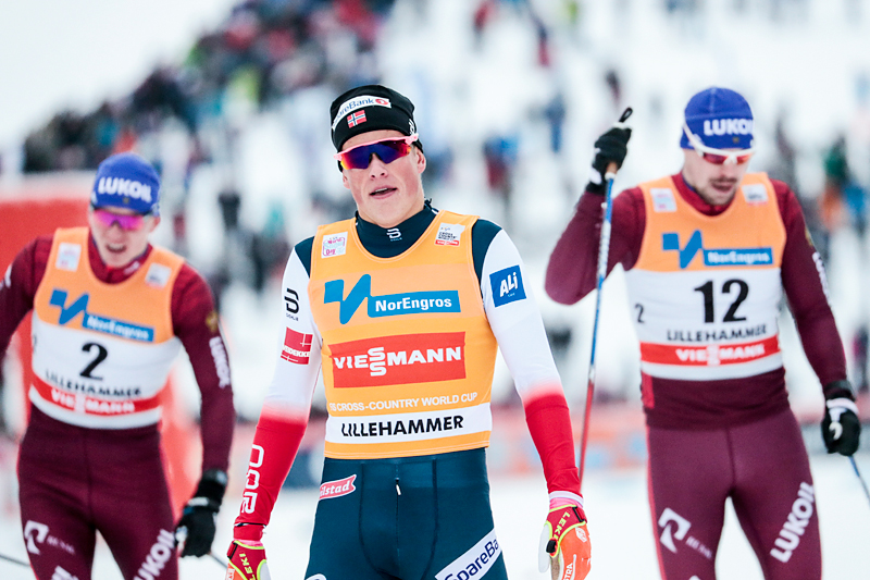 Johannes Høsflot Klæbo har akkurat gått inn til seier i verdenscupens sprintfinale på Lillehammer høsten 2017, etterfulgt av 2 russere. Foto: Modica/NordicFocus. Johannes Høsflot Klæbo har akkurat gått inn til seier i verdenscupens sprintfinale på Lillehammer høsten 2017, etterfulgt av 2 russere. Foto: Modica/NordicFocus.