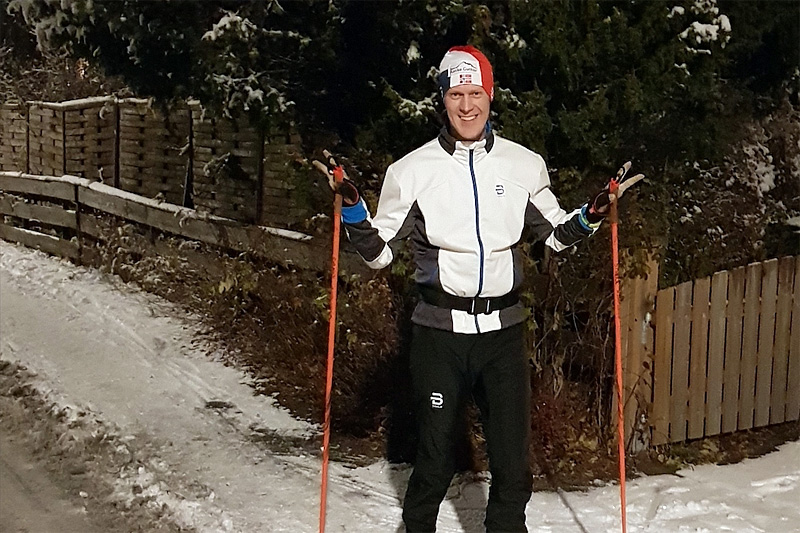 Mange steder i landet er snøforholdene fortsatt stusselige, slik som Erlend Damon Stokke viser her i Oslo, eller ikke-eksisterende, samtidig som det kanskje er for glatt, vått og mørkt for rulleski. Da må man tenke alternativt. Foto: Privat. Mange steder i landet er snøforholdene fortsatt stusselige, slik som Erlend Damon Stokke viser her i Oslo, eller ikke-eksisterende, samtidig som det kanskje er for glatt, vått og mørkt for rulleski. Da må man tenke alternativt. Foto: Privat.