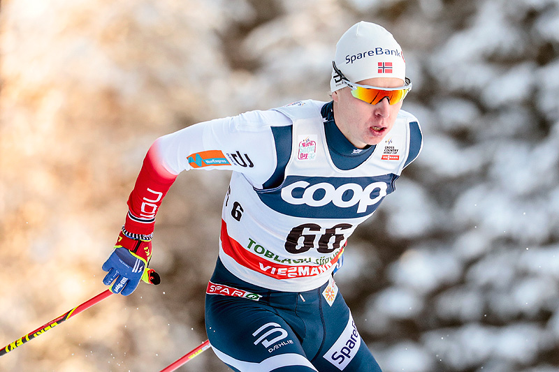 Simen Hegstad Krüger på vei mot sin første verdenscupseier noensinne, på 15 kilometer fri teknikk i Toblach 2017. Foto: Modica/NordicFocus. Simen Hegstad Krüger på vei mot sin første verdenscupseier noensinne, på 15 kilometer fri teknikk i Toblach 2017. Foto: Modica/NordicFocus.