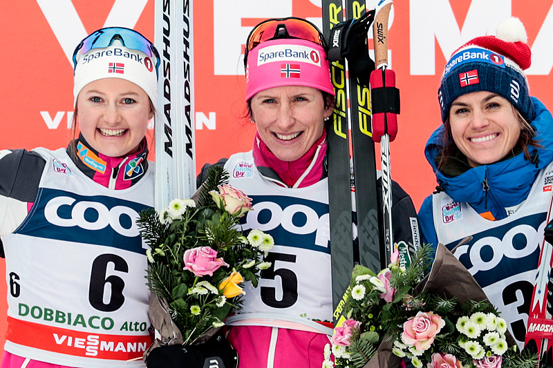 Seierspallen etter damenes 10 kilometer lange jaktstart i klassisk stil under verdenscupen i Toblach 2017. Fra venstre: Ingvild Flugstad Østberg (2. plass), Marit Bjørgen (1) og Heidi Weng (3). Foto: Modica/NordicFocus. Seierspallen etter damenes 10 kilometer lange jaktstart i klassisk stil under verdenscupen i Toblach 2017. Fra venstre: Ingvild Flugstad Østberg (2. plass), Marit Bjørgen (1) og Heidi Weng (3). Foto: Modica/NordicFocus.