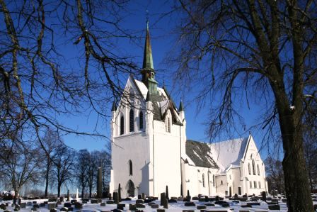 Eidsberg kirke fra sydvest med trær vinter 2009