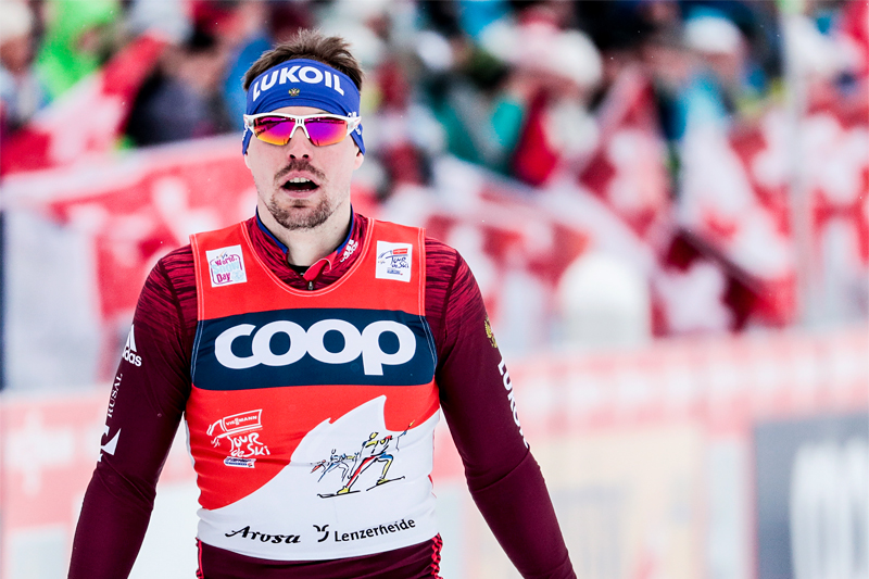 Sergey Ustiugov sklir her inn til suveren vinner av åpningsetappen under Tour de Ski 2017-2018. Foto: Modica/NordicFocus. Sergey Ustiugov sklir her inn til suveren vinner av åpningsetappen under Tour de Ski 2017-2018. Foto: Modica/NordicFocus.
