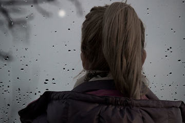 bs-Lonesome-girl-rain-110548313-400