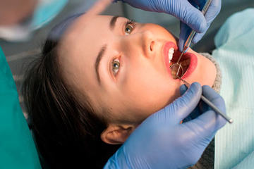 bs-Dentist-Young-Woman-184705957-400