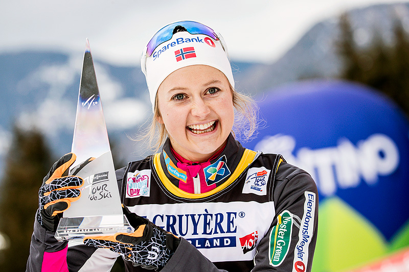 Ingvild Flugstad Østberg med trofeet som viser at hun endte på 2. plass sammenlagt i Tour de Ski 2017-2018. Foto: Modica/NordicFocus. Ingvild Flugstad Østberg med trofeet som viser at hun endte på 2. plass sammenlagt i Tour de Ski 2017-2018. Foto: Modica/NordicFocus.