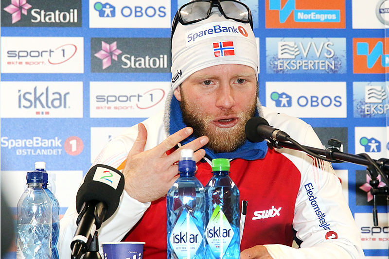 Martin Johnsrud Sundby tegner og forklarer på pressekonferansen etter sitt 3-milsgull i NM på Gåsbu 2018. Foto: Erik Borg. Martin Johnsrud Sundby tegner og forklarer på pressekonferansen etter sitt 3-milsgull i NM på Gåsbu 2018. Foto: Erik Borg.