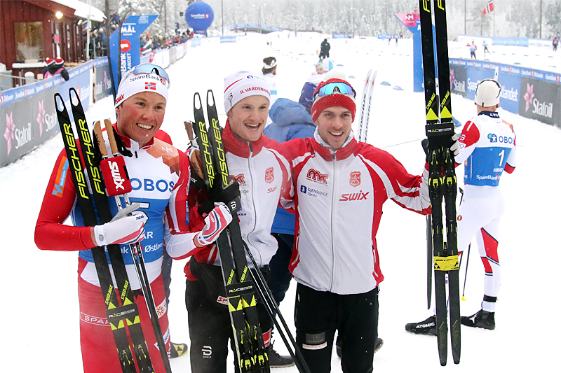 IL Varden Meråker gikk til topps i guttas NM-stafett på Gåsbu 2018. Fra venstre: Emil Iversen (3. etp), Jørgen Sæternes Ulvang (2) og Thomas Albertsen Dahlen (1). Foto: Erik Borg. IL Varden Meråker gikk til topps i guttas NM-stafett på Gåsbu 2018. Fra venstre: Emil Iversen (3. etp), Jørgen Sæternes Ulvang (2) og Thomas Albertsen Dahlen (1). Foto: Erik Borg.