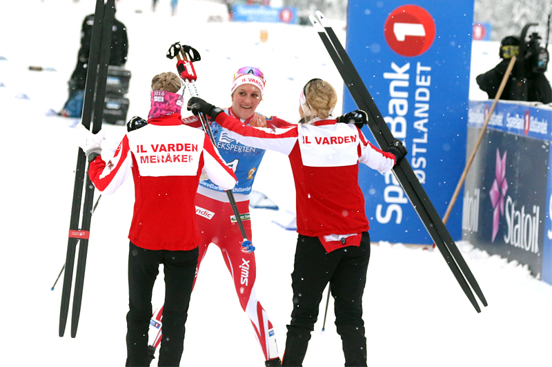IL Varden Meråker gikk til topps i damenes NM-stafett på Gåsbu 2018. Ankeretappens løper, Kathrine Harsem, tas i mot i mål av sine lagvenninner Astrid Stav og Marthe Kristoffersen. Foto: Erik Borg. IL Varden Meråker gikk til topps i damenes NM-stafett på Gåsbu 2018. Ankeretappens løper, Kathrine Harsem, tas i mot i mål av sine lagvenninner Astrid Stav og Marthe Kristoffersen. Foto: Erik Borg.