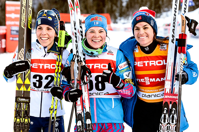 Seierspallen etter 10 kilometer klassisk under verdenscupen i Planica 2018. Fra venstre: Charlotte Kalla (2.-plass), Krista Pärmäkoski (1) og Heidi Weng (3). Foto: Modica/NordicFocus. Seierspallen etter 10 kilometer klassisk under verdenscupen i Planica 2018. Fra venstre: Charlotte Kalla (2.-plass), Krista Pärmäkoski (1) og Heidi Weng (3). Foto: Modica/NordicFocus.