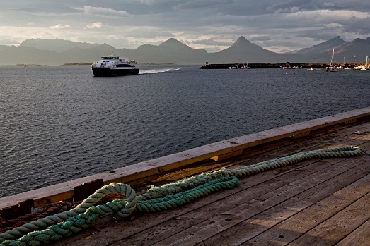 Hurtigbåten anløper skutvik