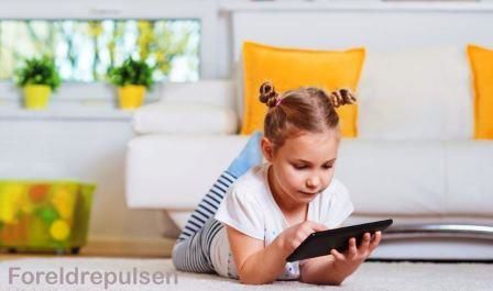 Jente med nettebrett, Foto - Foreldrepulsen