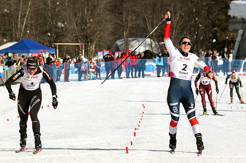 Tiril Udnes Weng strekker armene i været som verdensmester i sprint under U23-VM i sveitsiske Goms 2018, like foran hjemmehåpet Nadine Faehndrich (t.v.). Foto: Erik Borg. Tiril Udnes Weng strekker armene i været som verdensmester i sprint under U23-VM i sveitsiske Goms 2018, like foran hjemmehåpet Nadine Faehndrich (t.v.). Foto: Erik Borg.