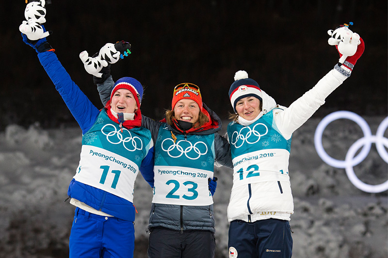 Seierspallen i kvinnenes sprint i skiskyting under OL Pyeongchang 2018. Fra venstre: Marte Olsbu (sølv), Laura Dahlmeier (gull), Veronika Vitkova (bronse). Foto: Manzoni/NordicFocus. Seierspallen i kvinnenes sprint i skiskyting under OL Pyeongchang 2018. Fra venstre: Marte Olsbu (sølv), Laura Dahlmeier (gull), Veronika Vitkova (bronse). Foto: Manzoni/NordicFocus.