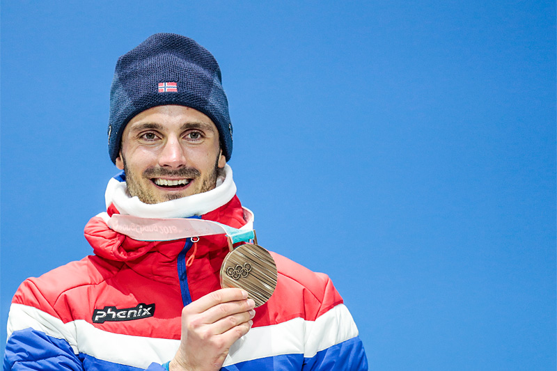 Hans Christer Holund viser frem sin OL-bronse fra 30 km skiathlon fra Pyeongchang 2018. Foto: Modica/NordicFocus. Hans Christer Holund viser frem sin OL-bronse fra 30 km skiathlon fra Pyeongchang 2018. Foto: Modica/NordicFocus.