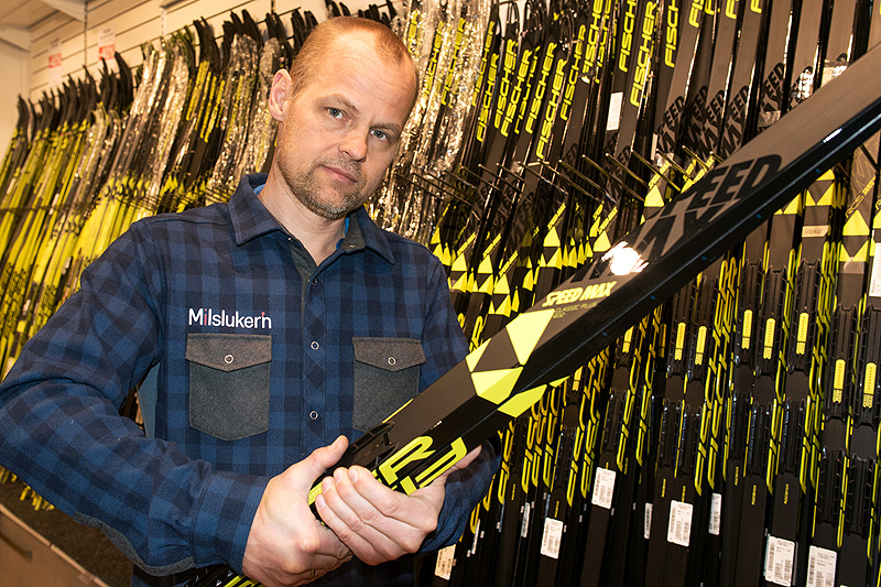 Aslak Berglund er en av de mange ansatte i Milslukern som gjennom en årrekke har sørget for at skiløpere har fått optimale ski og andre sportsprodukter. Foto: Milslukern Sport. Aslak Berglund er en av de mange ansatte i Milslukern som gjennom en årrekke har sørget for at skiløpere har fått optimale ski og andre sportsprodukter. Foto: Milslukern Sport.