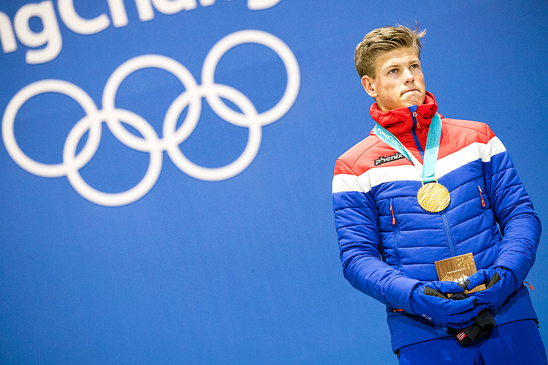 Johannes Høsflot Klæbo med gullmedaljen fra OL-sprinten i Pyeongchang 2018. Foto: Modica/NordicFocus. Johannes Høsflot Klæbo med gullmedaljen fra OL-sprinten i Pyeongchang 2018. Foto: Modica/NordicFocus.
