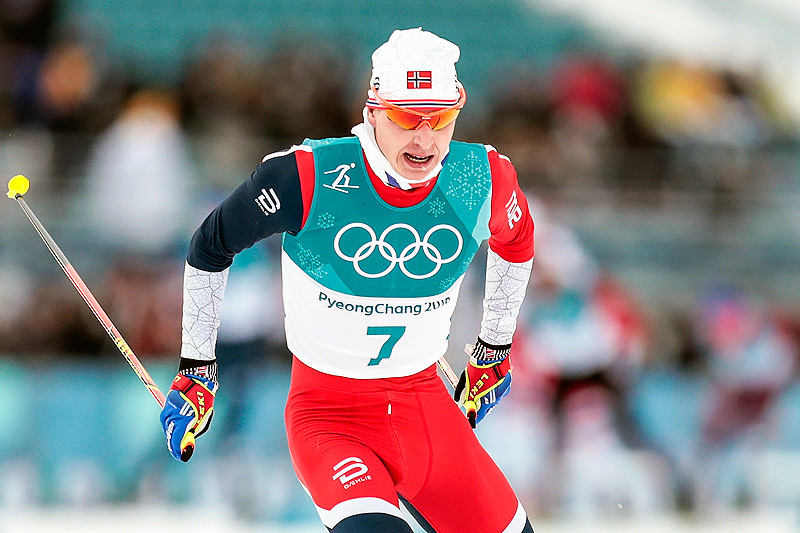Simen Hegstad Krüger underveis i fellesstarten med skibytte under OL i Pyeongchang 2018. Det endte med gull. Foto: Modica/NordicFocus. Simen Hegstad Krüger underveis i fellesstarten med skibytte under OL i Pyeongchang 2018. Det endte med gull. Foto: Modica/NordicFocus.