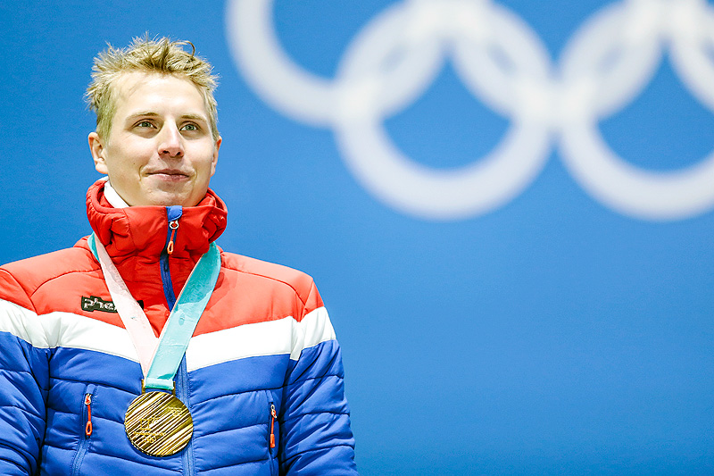 Simen Hegstad Krüger med gullmedaljen som viser at han ble olympisk mester i skiathlon under Pyeongchang-OL 2018. Foto: Modica/NordicFocus. Simen Hegstad Krüger med gullmedaljen som viser at han ble olympisk mester i skiathlon under Pyeongchang-OL 2018. Foto: Modica/NordicFocus.