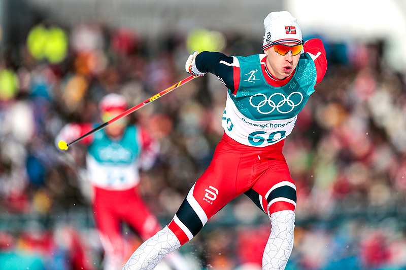 Simen Hegstad Krüger på vei mot sølv på 15 km fri teknikk under OL i Pyeongchang 2018. Foto: Modica/NordicFocus. Simen Hegstad Krüger på vei mot sølv på 15 km fri teknikk under OL i Pyeongchang 2018. Foto: Modica/NordicFocus.