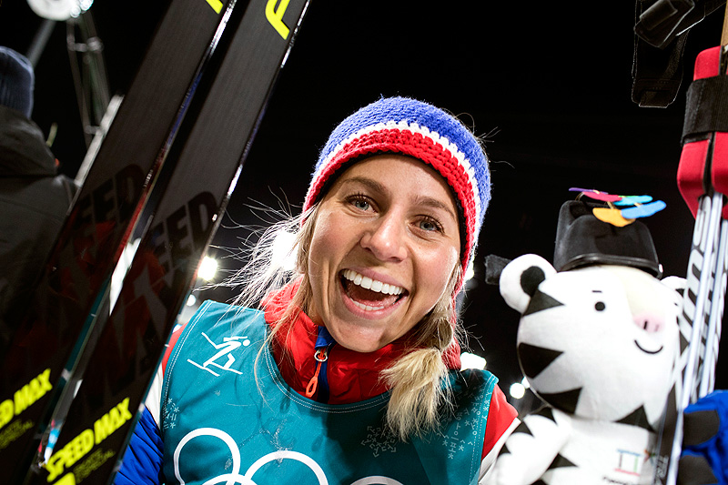 Tiril Eckhoff jubler for bronse på fellesstart under OL i Pyeongchang 2018. Foto: Manzoni/NordicFocus. Tiril Eckhoff jubler for bronse på fellesstart under OL i Pyeongchang 2018. Foto: Manzoni/NordicFocus.