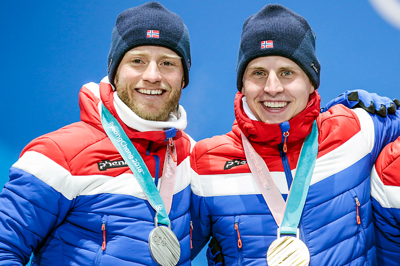 Martin Johnsrud Sundby og Simen Hegstad Krüger med sølv og gull fra skiathlon under OL i Pyeongchang 2018. Sundby går onsdagen lagsprint med Johannes Høsflot Klæbo, mens Krüger er sendt hjem. Foto: Modica/NordicFocus. Martin Johnsrud Sundby og Simen Hegstad Krüger med sølv og gull fra skiathlon under OL i Pyeongchang 2018. Sundby går onsdagen lagsprint med Johannes Høsflot Klæbo, mens Krüger er sendt hjem. Foto: Modica/NordicFocus.