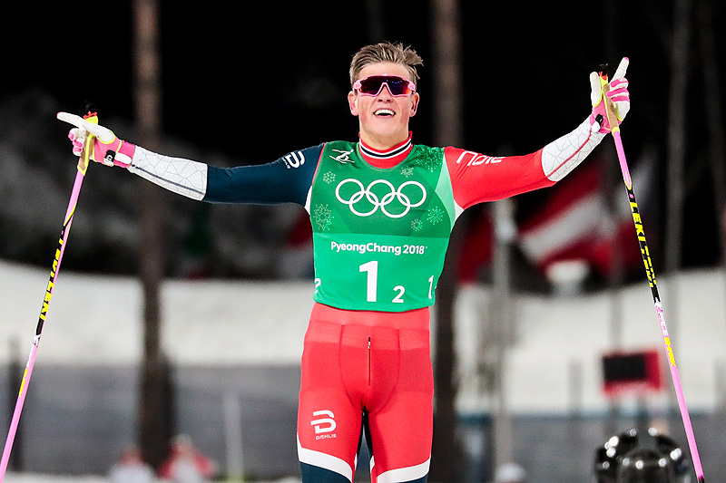 Johannes Høsflot Klæbo krysser målstreken som vinner av lagsprint under OL i Pyeongchang 2018. Makker var Martin Johnsrud Sundby. Foto: Modica/NordicFocus. Johannes Høsflot Klæbo krysser målstreken som vinner av lagsprint under OL i Pyeongchang 2018. Makker var Martin Johnsrud Sundby. Foto: Modica/NordicFocus.