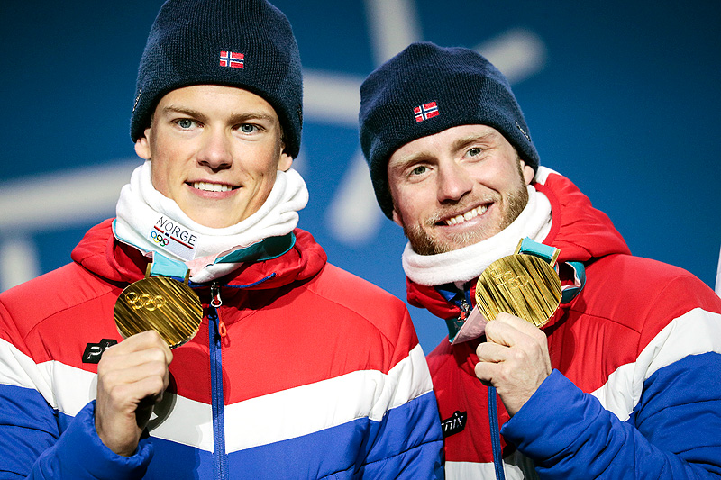 Johannes Høsflot Klæbo (t.v.) og Martin Johnsrud Sundby med gullmedaljene fra lagsprint under OL i Pyeongchang 2018. Foto: Modica/NordicFocus. Johannes Høsflot Klæbo (t.v.) og Martin Johnsrud Sundby med gullmedaljene fra lagsprint under OL i Pyeongchang 2018. Foto: Modica/NordicFocus.