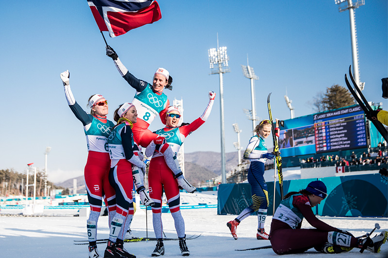 Marit Bjørgen holdes på gullstol av Ragnhild Haga, Heidi Weng og Ingvild Flugstad Østberg etter OL-gull i Pyeongchang 2018. Nå er hun ute av laget, men de øvrige er med og er del av den gode grunnstammen i norsk langrenn. Foto: Modica/NordicFocus. Marit Bjørgen holdes på gullstol av Ragnhild Haga, Heidi Weng og Ingvild Flugstad Østberg etter OL-gull i Pyeongchang 2018. Nå er hun ute av laget, men de øvrige er med og er del av den gode grunnstammen i norsk langrenn. Foto: Modica/NordicFocus.