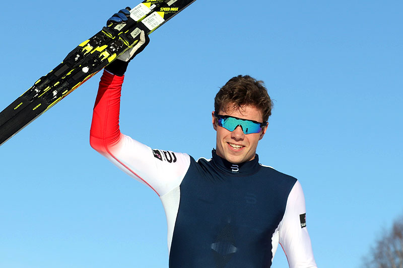 Fossum IF-løperen Thomas Helland Larsen jubler for gull på 20 km klassisk for menn 19/20 år under Junior-NM i Steinkjer sist vinter. Et av mange gode resultater for løpere i bærumsklubben som nå søker hovedtrener for langrenn. Foto: Erik Borg. Fossum IF-løperen Thomas Helland Larsen jubler for gull på 20 km klassisk for menn 19/20 år under Junior-NM i Steinkjer sist vinter. Et av mange gode resultater for løpere i bærumsklubben som nå søker hovedtrener for langrenn. Foto: Erik Borg.