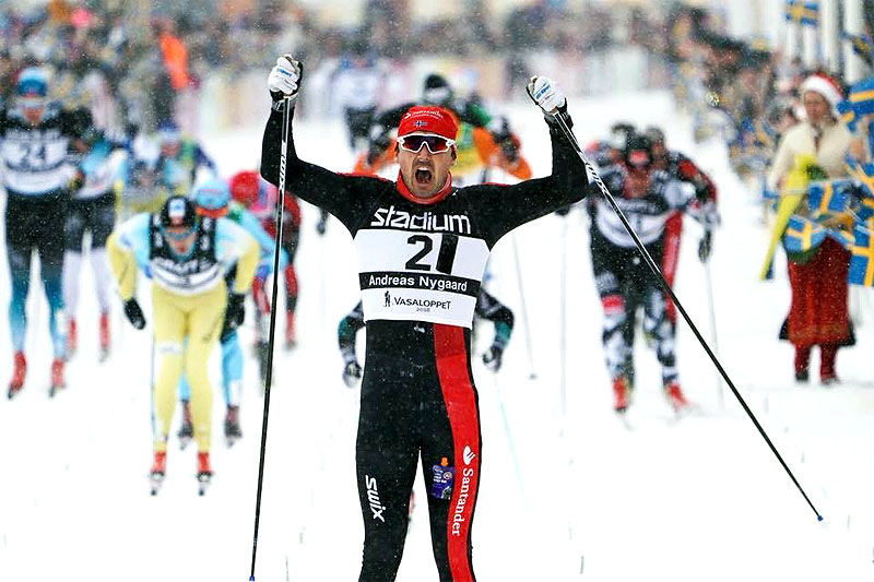 Andreas Nygaard jubler inn til seier i snøværet under Vasaloppet 2018. Foto: Magnus Östh/Visma Ski Classics. Andreas Nygaard jubler inn til seier i snøværet under Vasaloppet 2018. Foto: Magnus Östh/Visma Ski Classics.