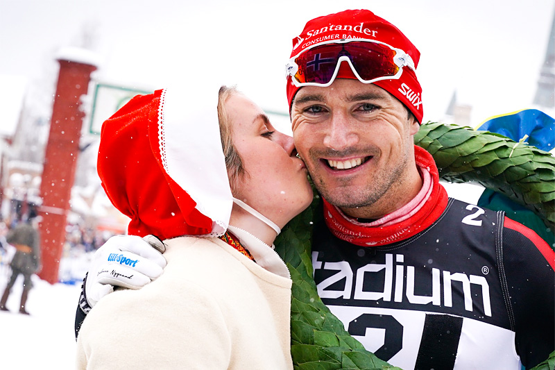 Andreas Nygaard får seierskysset fra kranskullan som bevis på at han er vinner av Vasaloppet 2018. Foto: Magnus Östh/Visma Ski Classics. Andreas Nygaard får seierskysset fra kranskullan som bevis på at han er vinner av Vasaloppet 2018. Foto: Magnus Östh/Visma Ski Classics.