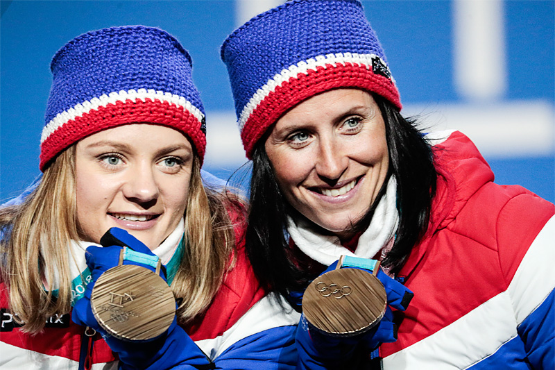 Maiken Caspersen Falla (t.v.) og Marit Bjørgen tok Norge inn til OL-bronse på lagsprinten i Pyeongchang 2018. Foto: Modica/NordicFocus. Maiken Caspersen Falla (t.v.) og Marit Bjørgen tok Norge inn til OL-bronse på lagsprinten i Pyeongchang 2018. Foto: Modica/NordicFocus.