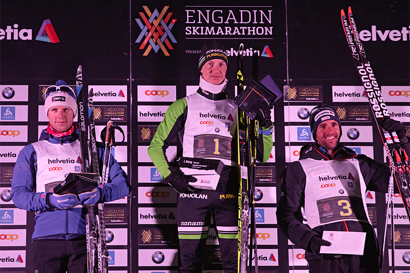 Herrenes seierspall under Engadin Nachtlauf 2018. Fra venstre: Petter Soleng Skinstad (2. plass), Kari Varis (1) og Curdin Perl (3). Foto: Filip Zuan / Engadin Skimarathon. Herrenes seierspall under Engadin Nachtlauf 2018. Fra venstre: Petter Soleng Skinstad (2. plass), Kari Varis (1) og Curdin Perl (3). Foto: Filip Zuan / Engadin Skimarathon.