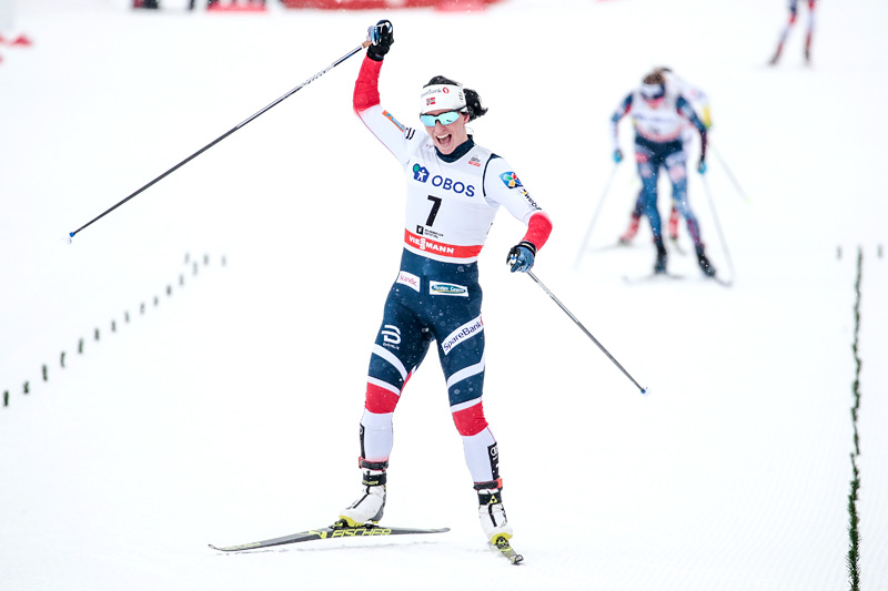 Marit Bjørgen jublende glad på vei inn til seier på 3-mila i Holmenkollen 2018. Foto: Modica/NordicFocus. Marit Bjørgen jublende glad på vei inn til seier på 3-mila i Holmenkollen 2018. Foto: Modica/NordicFocus.