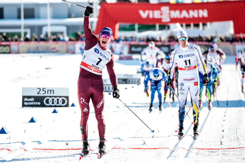 Alexander Bolshunov avgjør fellesstarten av verdenscupfinalen 2018 i Falun foran Calle Halfvarsson. Foto: Modica/NordicFocus. Alexander Bolshunov avgjør fellesstarten av verdenscupfinalen 2018 i Falun foran Calle Halfvarsson. Foto: Modica/NordicFocus.