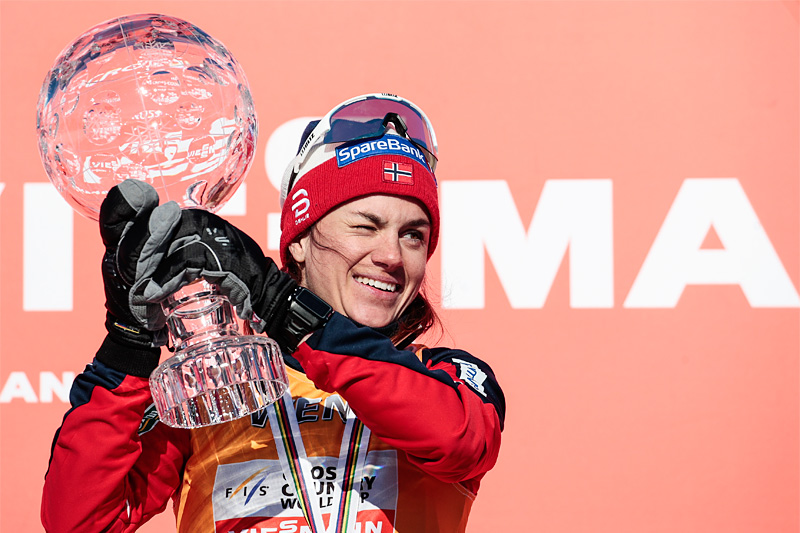Da verdenscupen 2018 ble avrundet i Falun kunne Heidi Weng ta i mot troféet som viser at hun var vinner av totalcupen denne sesongen. Foto: Modica/NordicFocus. Da verdenscupen 2018 ble avrundet i Falun kunne Heidi Weng ta i mot troféet som viser at hun var vinner av totalcupen denne sesongen. Foto: Modica/NordicFocus.
