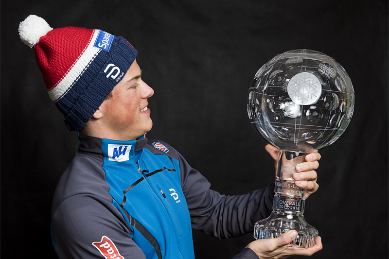 Johannes Høsflot Klæbo medt troféet som viser at han var vinner av verdenscupen sammenlagt i sesongen 2017/2018. Foto: Modica/NordicFocus. Johannes Høsflot Klæbo medt troféet som viser at han var vinner av verdenscupen sammenlagt i sesongen 2017/2018. Foto: Modica/NordicFocus.