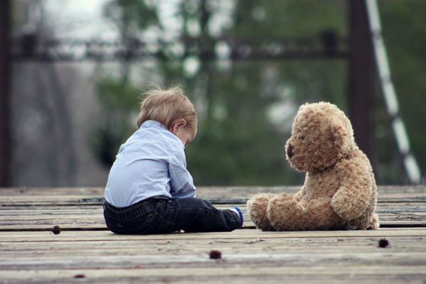 Liten gutt og en bamse