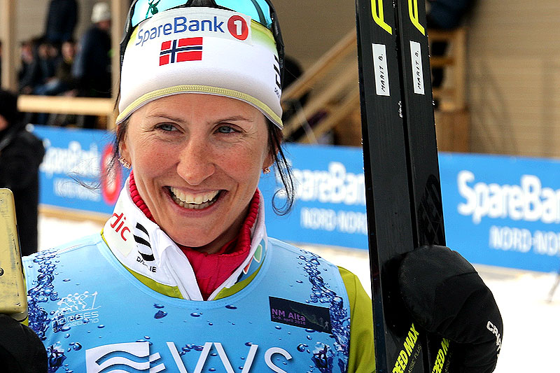 Marit Bjørgen etter gullet på 5 km klassisk under NM i Alta 2018, samme dag som skidronningen bekreftet at hun legger opp etter inneværende sesong. Foto: Erik Borg. Marit Bjørgen etter gullet på 5 km klassisk under NM i Alta 2018, samme dag som skidronningen bekreftet at hun legger opp etter inneværende sesong. Foto: Erik Borg.
