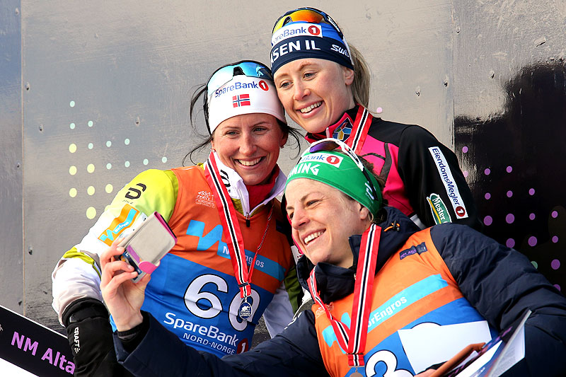 Seierspallen etter damenes 30 km fri teknikk under NM i Alta 2018. Fra venstre: Marit Bjørgen (2.-plass), Ragnhild Haga (1) og Astrid Uhrenholdt Jacobsen (3). Foto: Erik Borg. Seierspallen etter damenes 30 km fri teknikk under NM i Alta 2018. Fra venstre: Marit Bjørgen (2.-plass), Ragnhild Haga (1) og Astrid Uhrenholdt Jacobsen (3). Foto: Erik Borg.