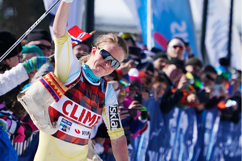 Astrid Øyre Slind jubler over seier i Visma Ski Classics-rennet Ylläs-Levi. Foto: Magnus Östh/Visma Ski Classics. Astrid Øyre Slind jubler over seier i Visma Ski Classics-rennet Ylläs-Levi. Foto: Magnus Östh/Visma Ski Classics.